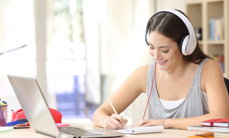 Ways Online Course Providers Help Parents with Off-Campus Studying